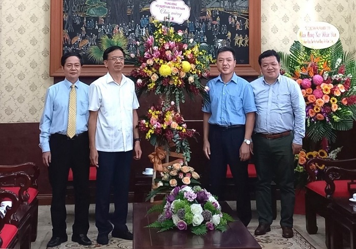 Phó Chủ tịch Phan Văn Hùng tặng hoa chúc mừng Báo Nhân Dân