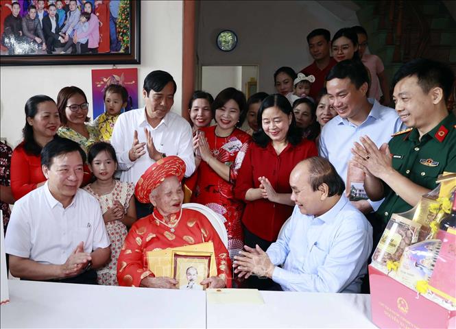 Chủ tịch nước thăm cụ Phạm Thị Lứu