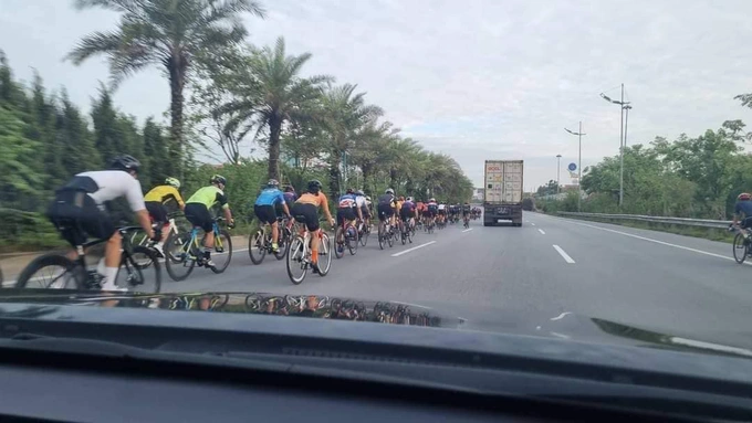 Đạp xe thể dục "đua với tử thần" vào đường cao tốc ở Hà Nội