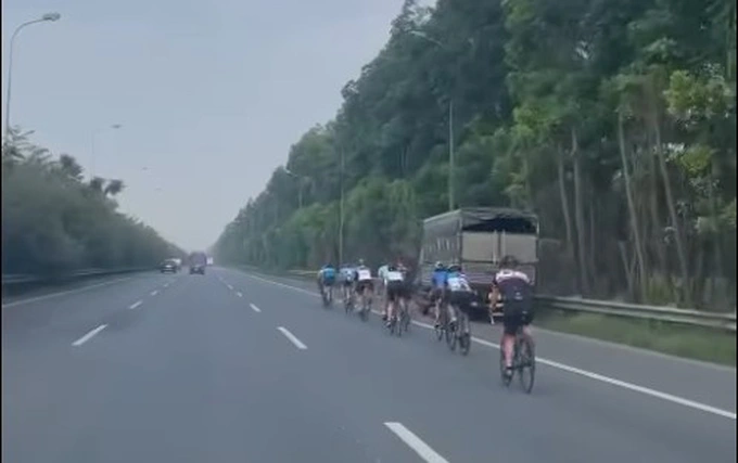 Đạp xe thể dục "đua với tử thần" vào đường cao tốc ở Hà Nội