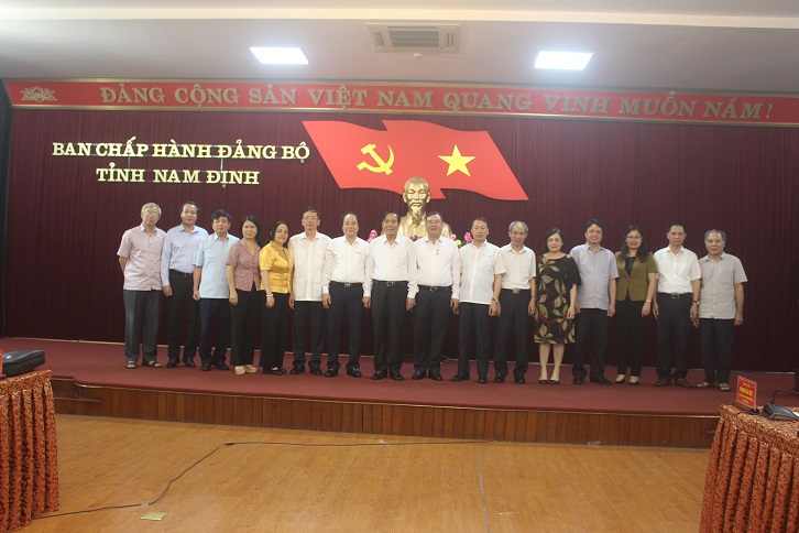 Đoàn công tác Trung ương Hội NCT Việt Nam chụp ảnh với lãnh đạo tỉnh Nam Định