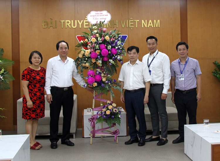 Phó Chủ tịch Trương Xuân Cừ tặng hoa chúc mừng Đài Truyền hình Việt Nam ngày Báo chí