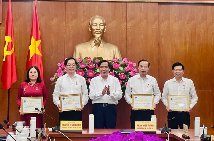 Chủ tịch Hội NCT Việt Nam tặng kỷ niệm chương
