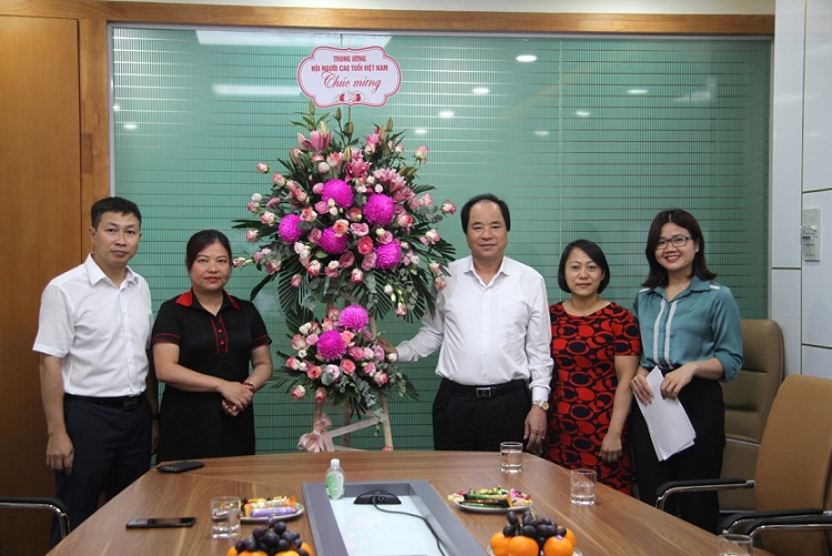 Phó Chủ tịch Trương Xuân Cừ tặng hoa chúc mừng Truyền hình Quốc hội