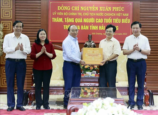 Chủ tịch nước tặng quà Ban Đại diện Hội Người Cao tuổi tỉnh Hải Dương