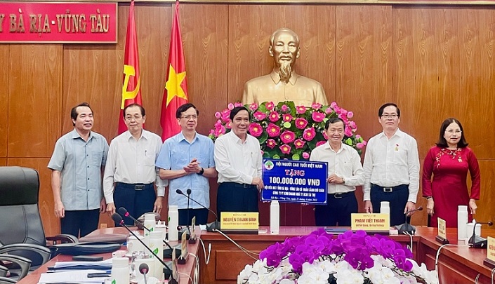 Chủ tịch Nguyễn Thanh Bình trao quà cho NCT có hoàn cảnh khó khăn