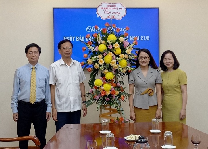 Phó Chủ tịch Phan Văn Hùng tặng hoa chúc mừng Thông tấn xã Việt Nam