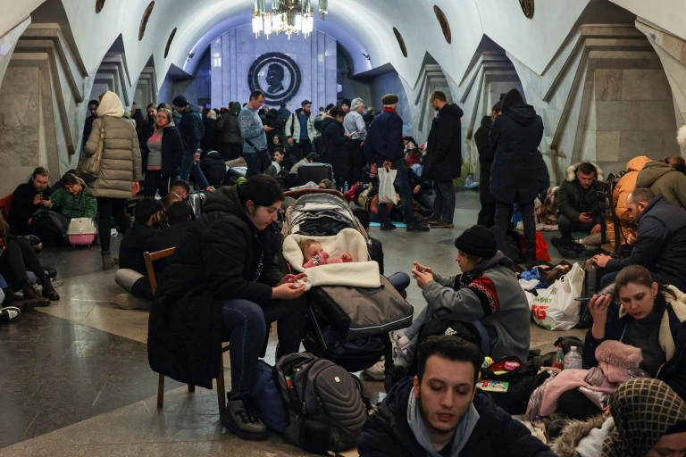 dân ukraine trú ẩn dưới ga tàu điện ngầm do chiến sự