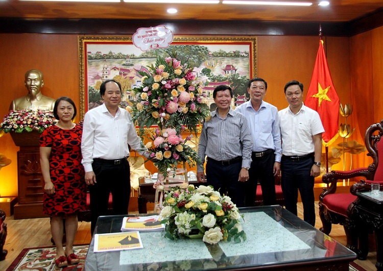 Phó Chủ tịch Trương Xuân Cừ tặng hoa chúc mừng Đài Tiếng nói Việt Nam (VOV)